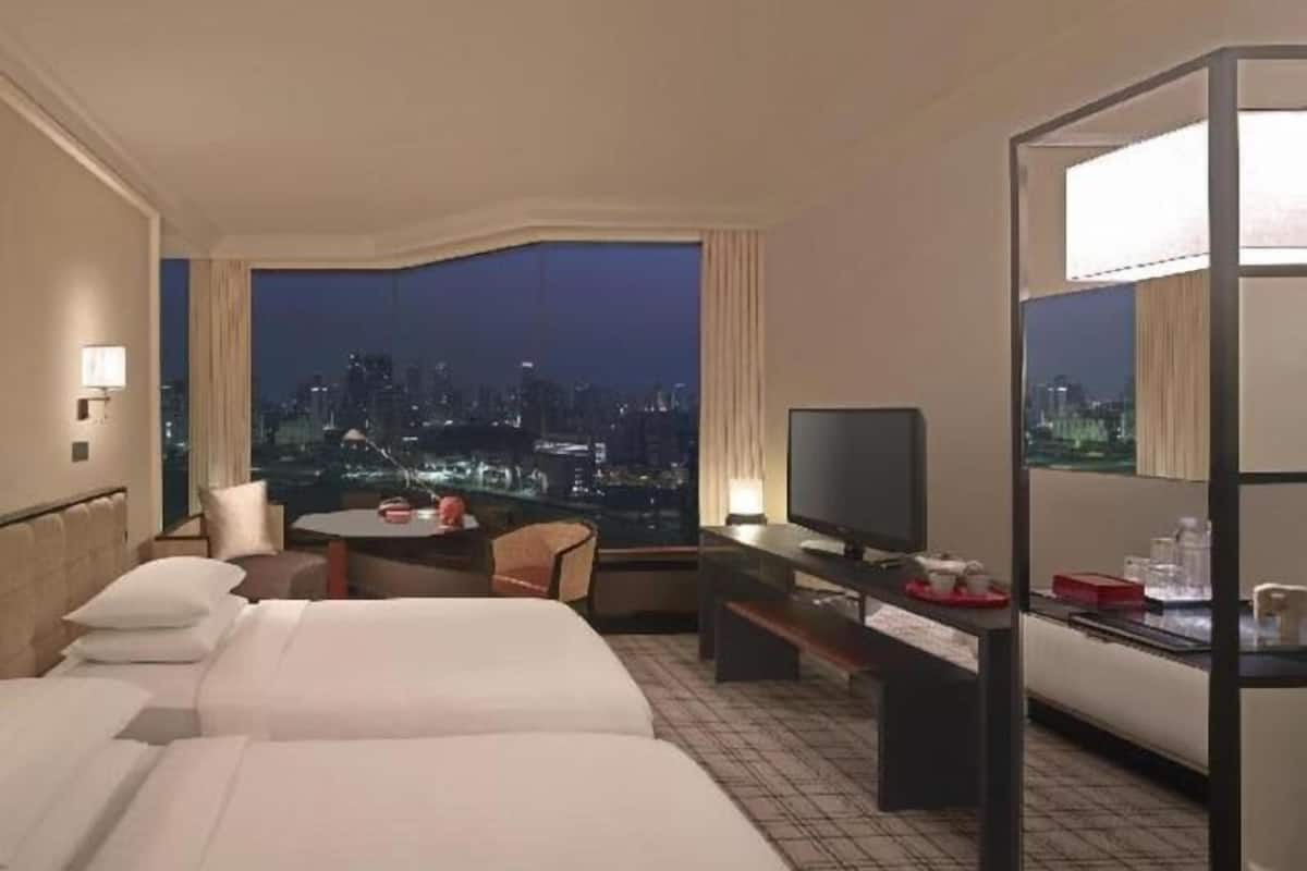 Minibar, in-room safe, desk, laptop workspace