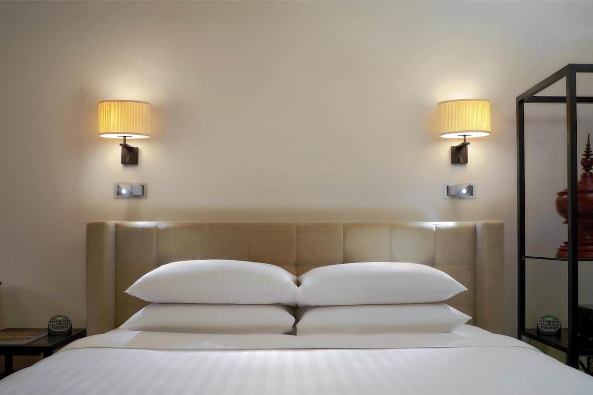 Room, 1 King Bed | Minibar, in-room safe, desk, laptop workspace