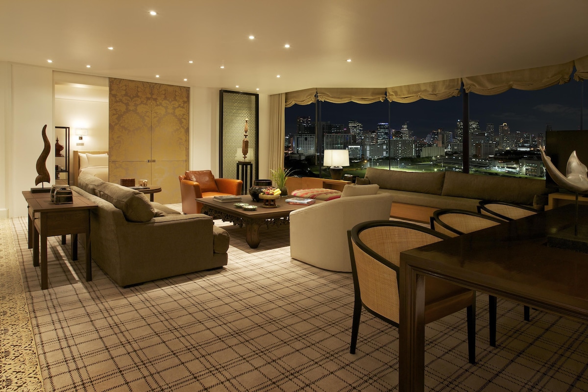 Suite (Premier Deluxe) | Een minibar, een kluis op de kamer, een bureau, een laptopwerkplek