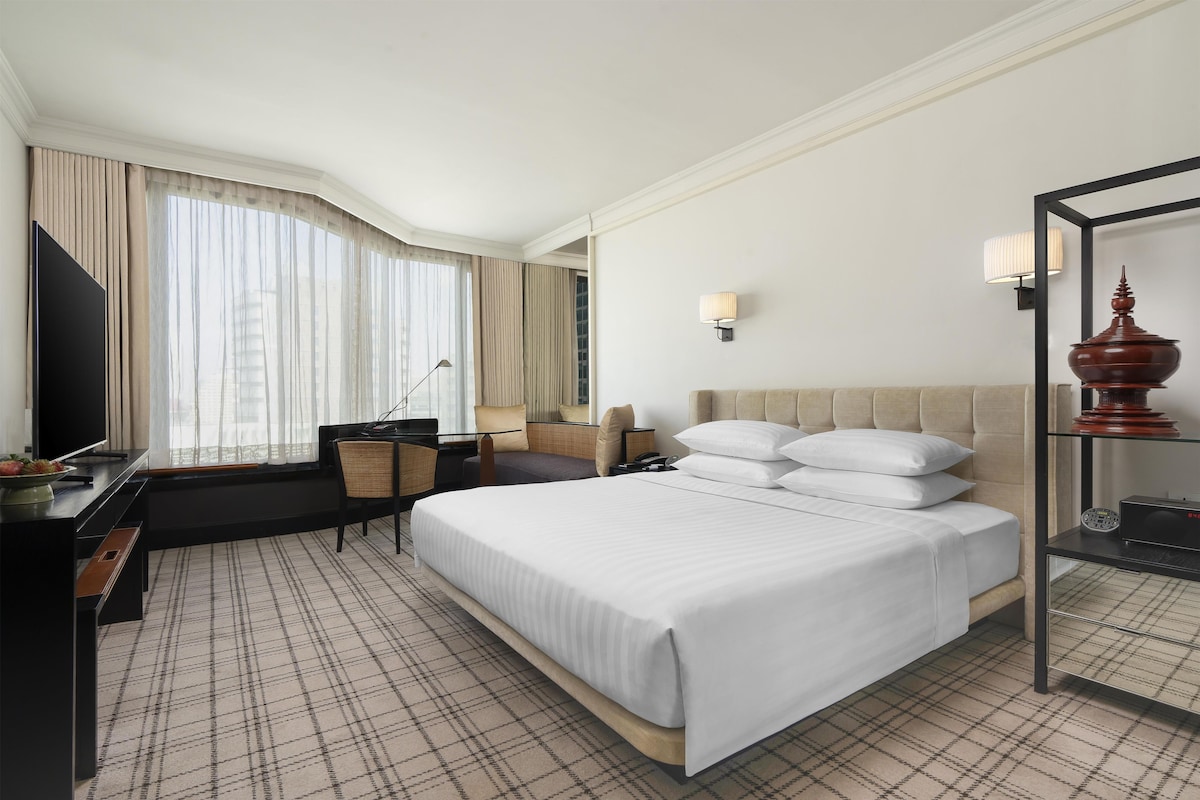 Kamer, 1 kingsize bed (High Floor, Club Access) | Een minibar, een kluis op de kamer, een bureau, een laptopwerkplek