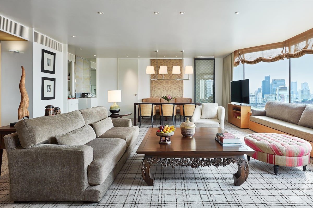 Premier Suite | Minibar, in-room safe, desk, laptop workspace