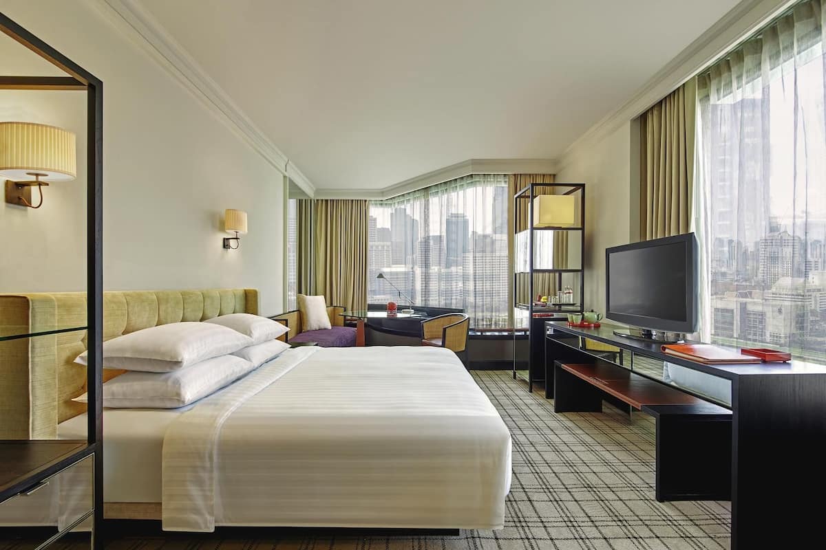 Deluxe Room, 1 King Bed | Minibar, in-room safe, desk, laptop workspace