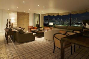 Suite (Premier Deluxe) | Minibar, Zimmersafe, Schreibtisch, laptopgeeigneter Arbeitsplatz