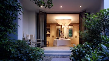 Couples treatment room(s), sauna, steam room, body treatments