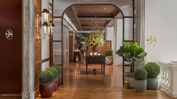 5 restaurants; lunch and dinner served