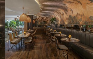 5 Restaurants; Mittagessen und Abendessen werden serviert