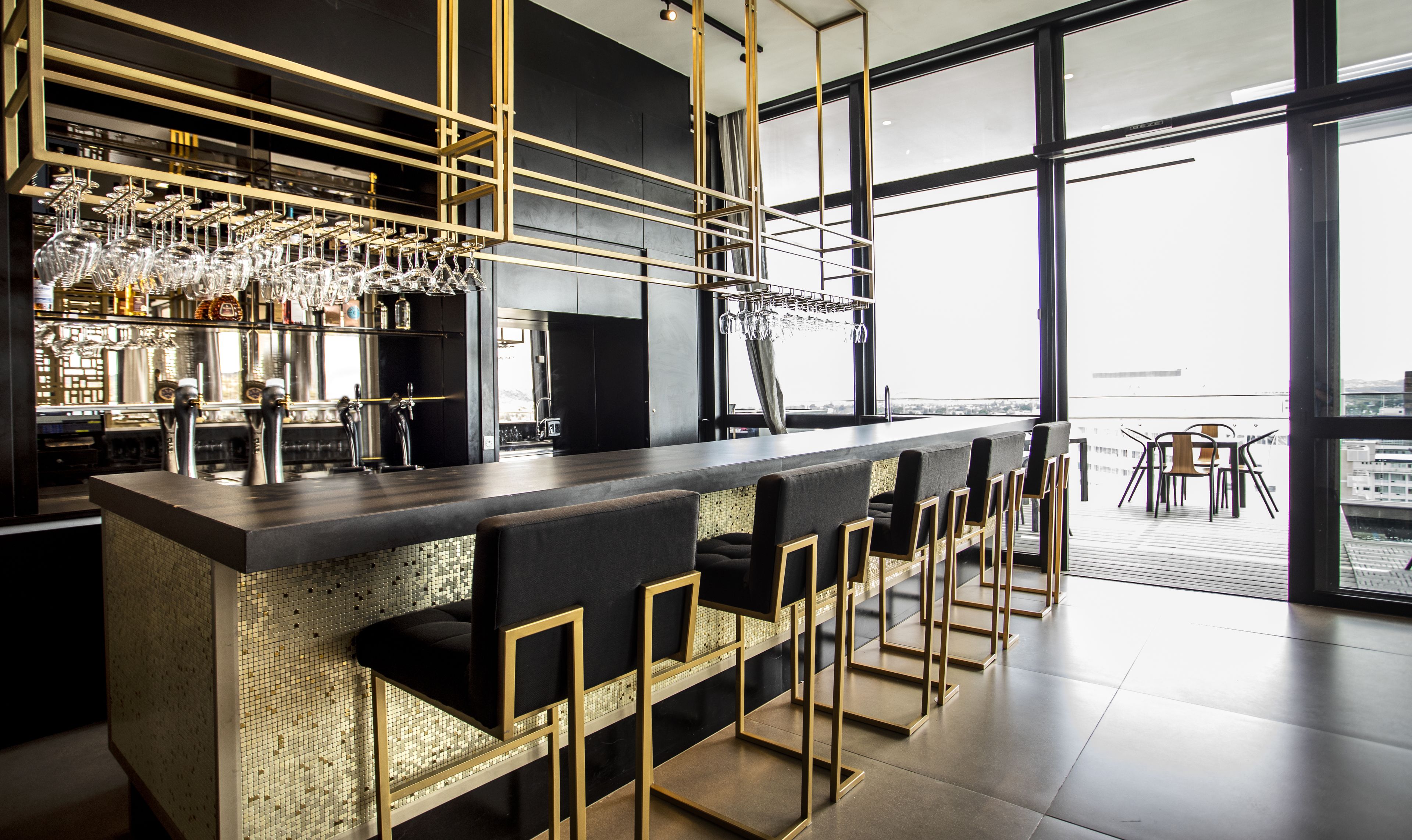 3 bars/lounges