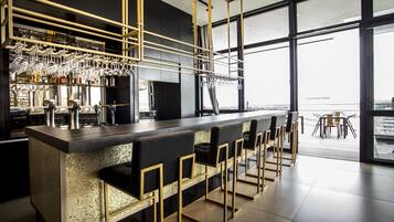 3 bars/lounges