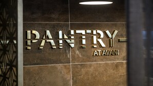 Un letrero con las palabras 'PANTRY' y 'ATAVANI' en una pared de azulejos.