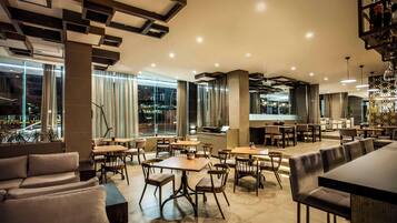 3 restaurants servant le petit déjeuner