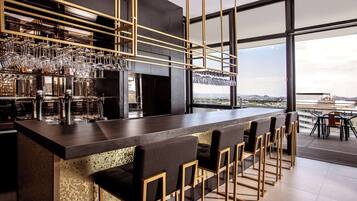 3 bars/lounges