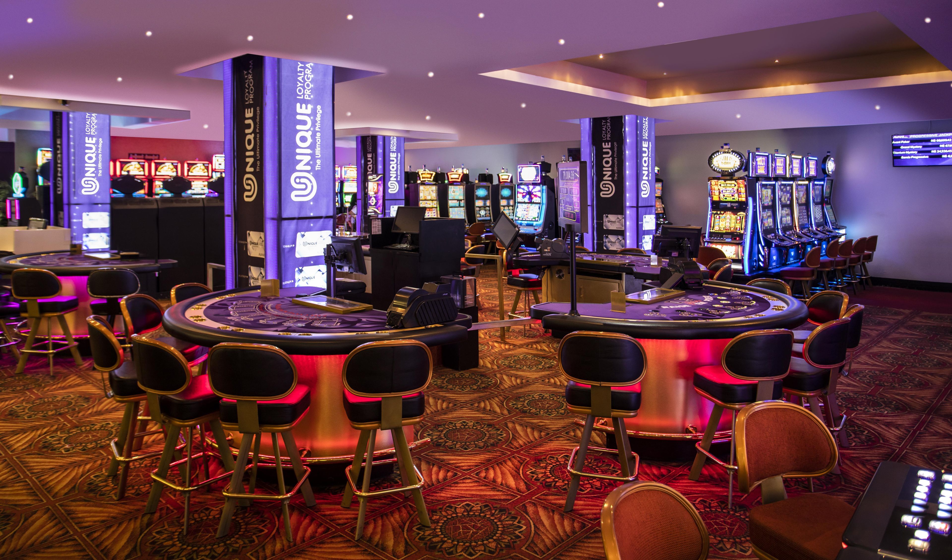 Un casino doté de nombreuses tables de jeux et de machines à sous.
