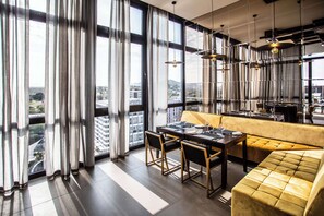 3 restaurants, breakfast served - Avani Windhoek Hotel & Casino (Windhoek)