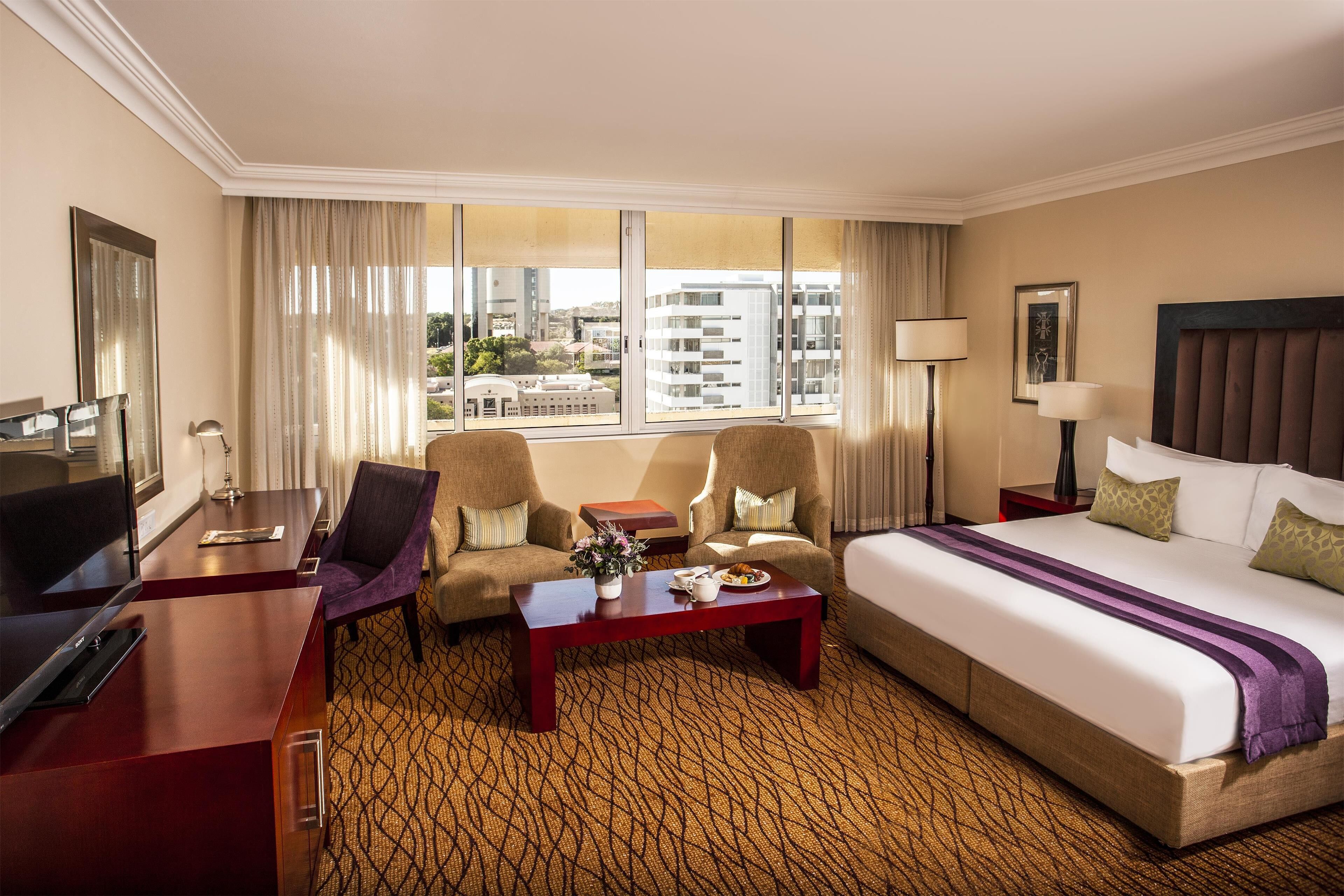 Bar mini, peti besi dalam bilik, meja, ruang kerja komputer riba 