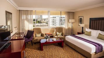 Minibar, caja fuerte, escritorio y espacio para trabajar con un portátil