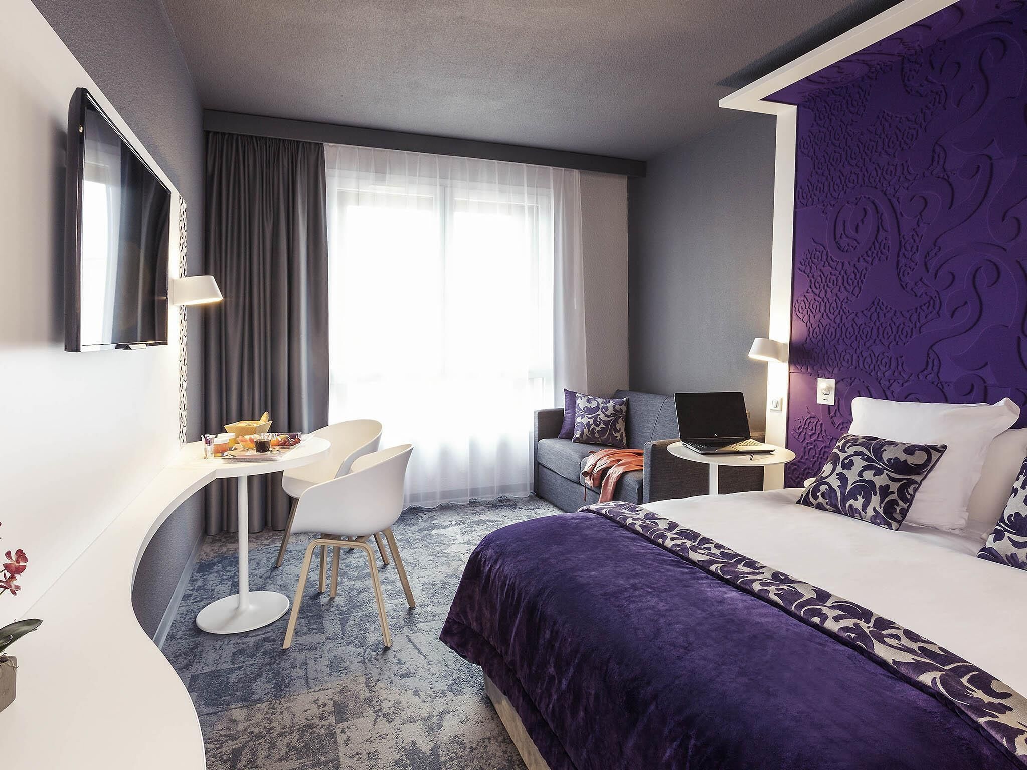 Sängtillbehör av högsta kvalitet och värdeförvaringsskåp på rummet