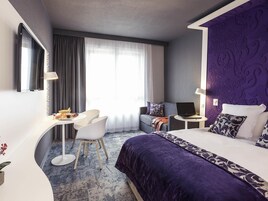 Ropa de cama de alta calidad y caja de seguridad en la habitación 