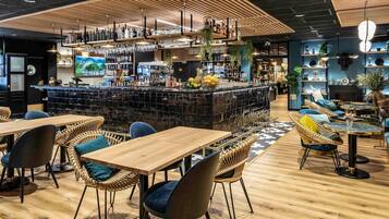 2 restaurantes: opção de café da manhã, almoço e jantar