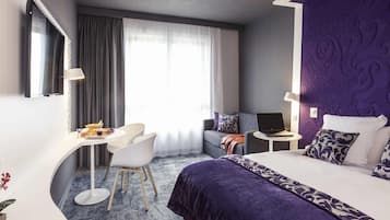 Ropa de cama de alta calidad y caja de seguridad en la habitación