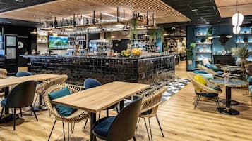 HĂ€r finns 2 restauranger som serverar frukost, lunch, middag och brunch