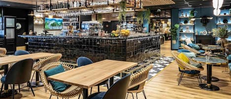 2 restaurants servant le déjeuner, le dßner, le souper et le brunch