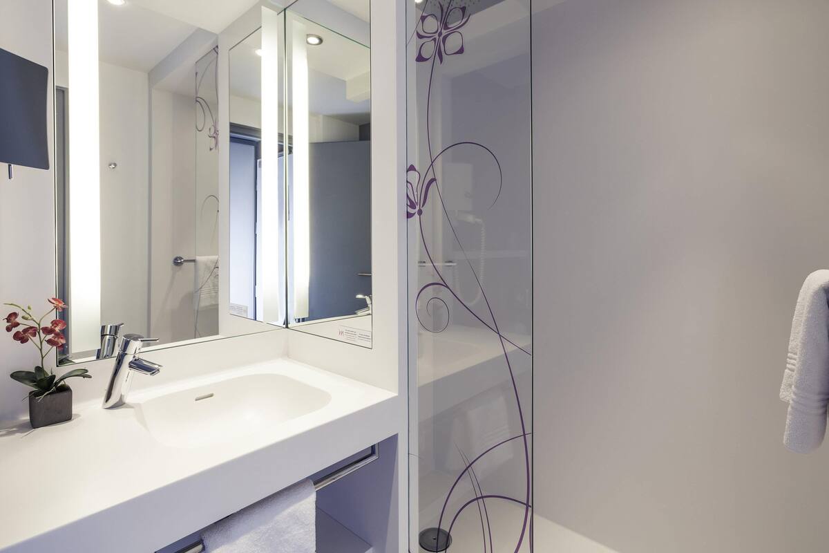 Premium bedding, in-room safe, desk, blackout drapes