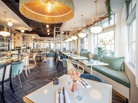 Lunch, dinner served; French cuisine, alfresco dining