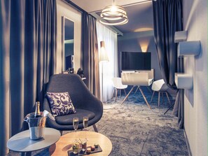 Privilege, Junior-sviitti, 1 suuri parisänky ja vuodesohva | Ylelliset vuodevaatteet, tallelokero huoneessa, työpöytä, pimennysverhot