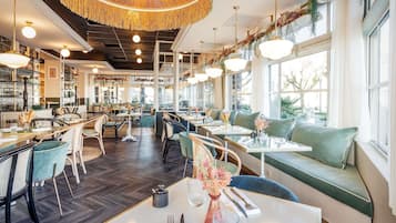 2 restaurants servant le petit déjeuner, le déjeuner et le dîner