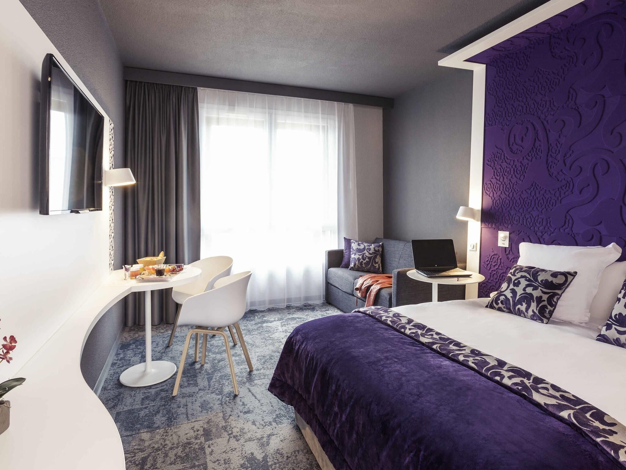 Premium bedding, in-room safe, desk, blackout drapes
