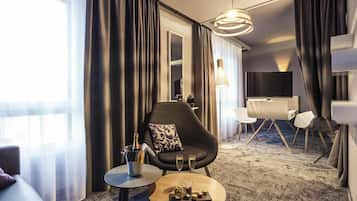 Privilege, Suite Junior, 1 Tempat Tidur King dengan tempat tidur Sofa | Seprai premium, brankas, meja kerja, dan tirai kedap cahaya