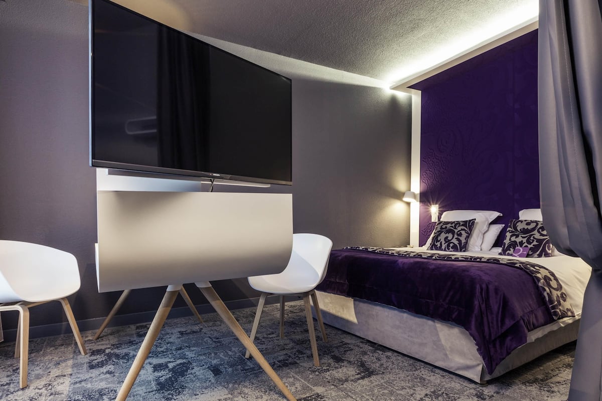 Privilege, Suíte júnior, 1 cama King e sofá-cama | Roupas de cama premium, cofres nos quartos, escrivaninha