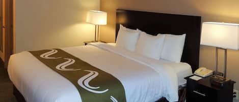 Escritorio, espacio para trabajar con laptop y cortinas blackout