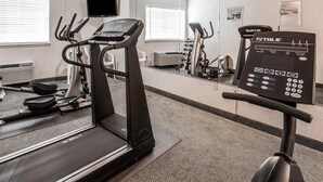 A gym with treadmills, a stationary bike, and a heart rate monitor. - Quality Inn Tulalip - Marysville (Marysville)