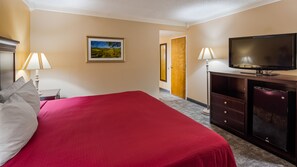 Habitación, 1 cama King size | Insonorización, tabla de planchar con plancha y cuna de viaje