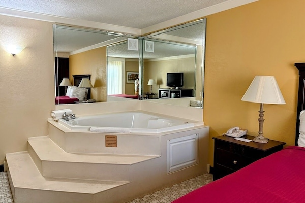 Deluxe Queen Room with Spa Bath | Soundproofing, iron/ironing board, travel crib, rollaway beds
