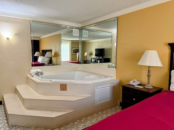 Suite, 1 Queen Bed, Jetted Tub