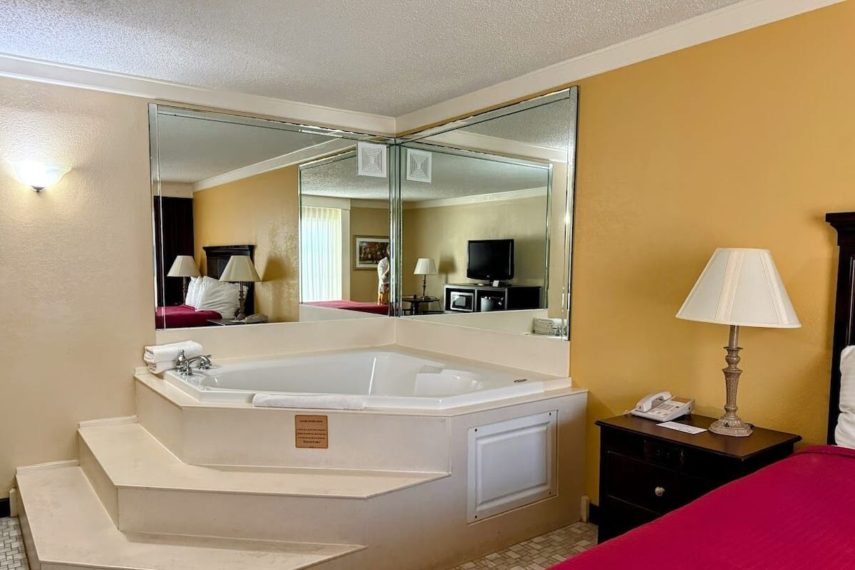 Deluxe Queen Room with Spa Bath | Soundproofing, iron/ironing board, travel crib, rollaway beds