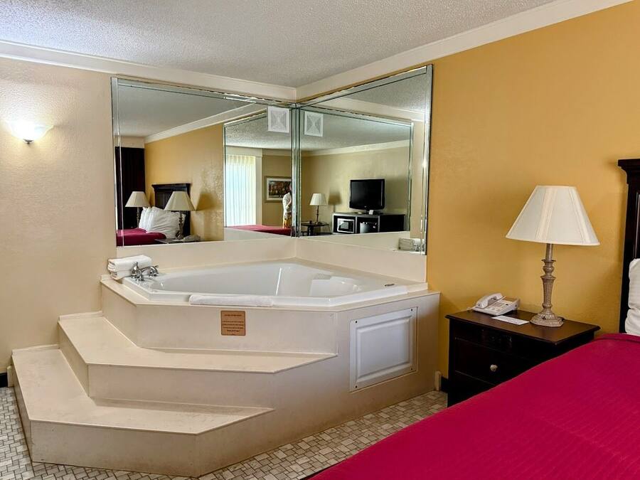 Suíte, 1 cama Queen, banheira de hidromassagem | Quartos à prova de som, ferros/tábuas de passar roupa, berço de viagem