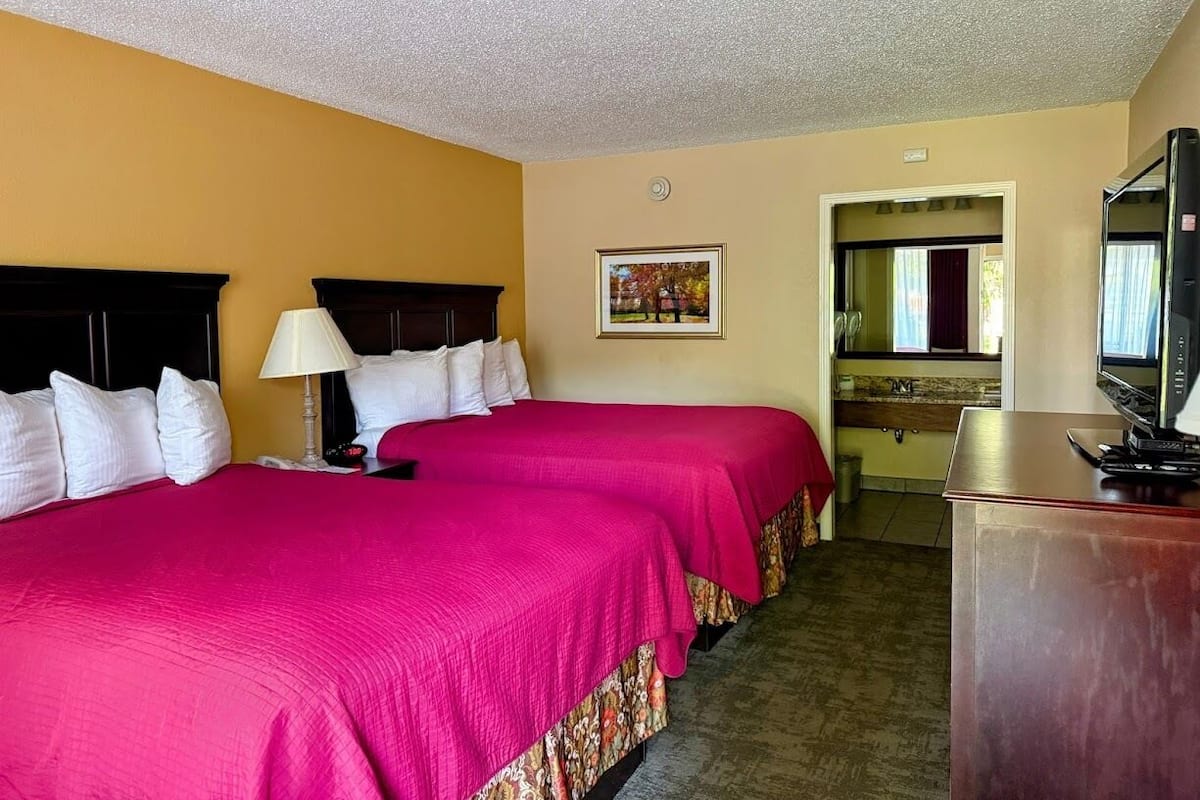 Standard Room, 1 Queen Bed, Accessible Bathtub, Non Smoking | Soundproofing, iron/ironing board, travel crib, rollaway beds