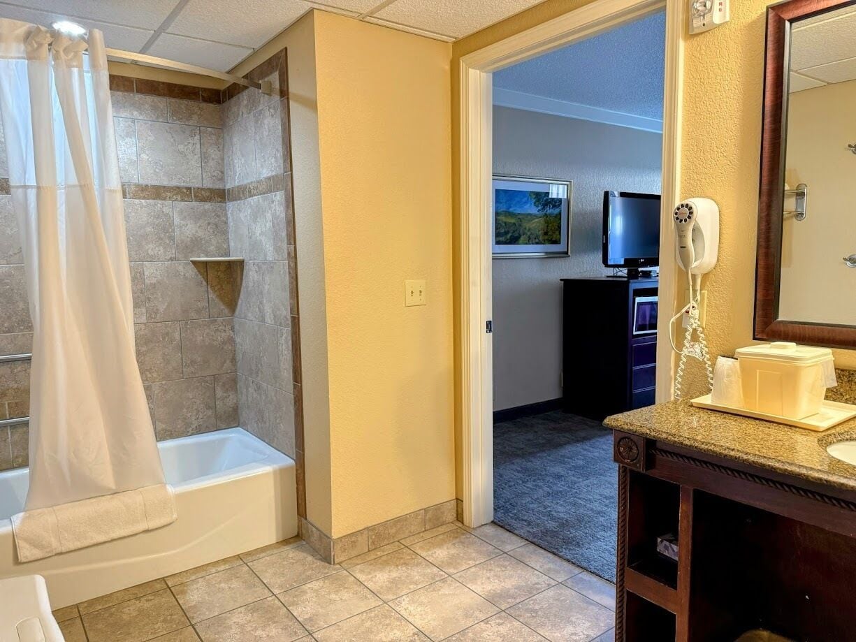 Single Queen Room | Bathroom | Free toiletries, hair dryer, towels, soap
