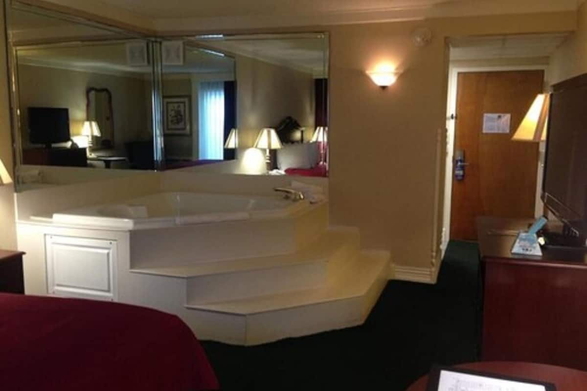 standard room, 1 queen bed, non smoking, jetted tub | bathroom | free toiletries, hair dryer, towels, soap
