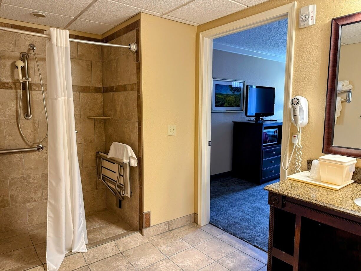 Standardzimmer, 1 Queen-Bett, rollstuhlgeeignete Dusche, Nichtraucher | Badezimmer | Kostenlose Toilettenartikel, Haartrockner, Handtücher, Seife