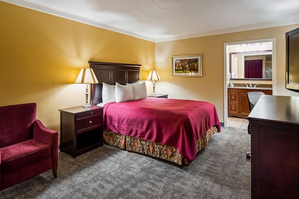 Standard Room, 1 Queen Bed, Accessible, Bathtub | Soundproofing, iron/ironing board, travel crib, rollaway beds