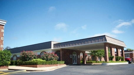 Exterior. Osage Creek Lodge