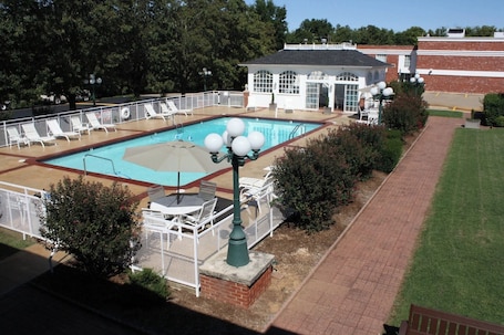 Outdoor pool. Osage Creek Lodge