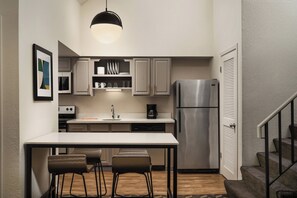 Full-size fridge, microwave, oven, stovetop