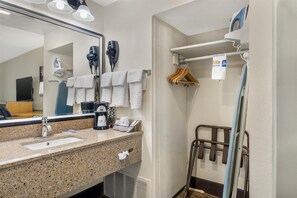 Quarto standard, 2 camas de casal, acessível, para não fumantes | Banheiro | Chuveiro/banheira combinados, secador de cabelo, toalhas de banho 