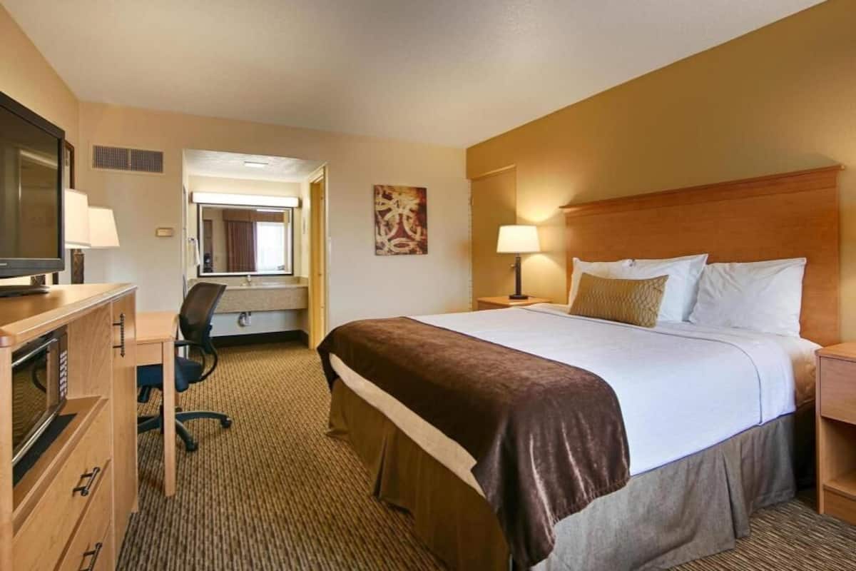 Desk, iron/ironing board, rollaway beds, bed sheets