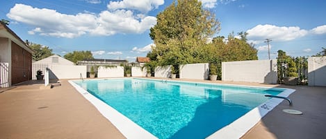Una piscina al aire libre de temporada
